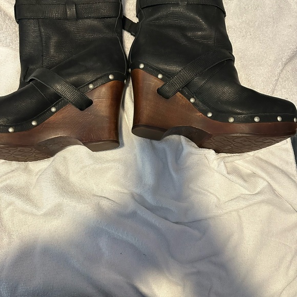 UGG 8 Black and Brown Wedge Boots - Picture 3 of 4
